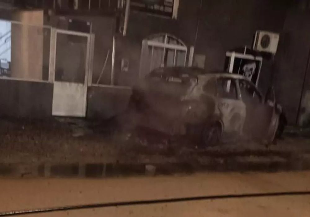 Criminosos invadem casa e incendeiam BMW